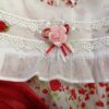 Vestido blanco con flores rojas, sombrero y liga - Imagen 3