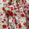 Vestido blanco con flores rojas, sombrero y liga - Imagen 2